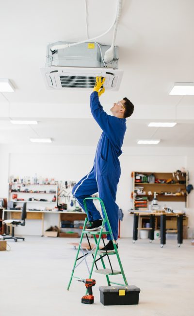 electrician-installing-air-conditioning-unit-on-a-RKEU23C